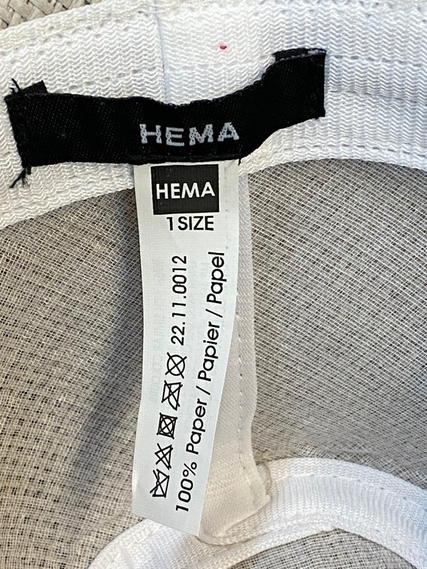 „Innenansicht eines HEMA Strohhuts mit One Size Etikett und 100 Prozent Paper Hinweis“