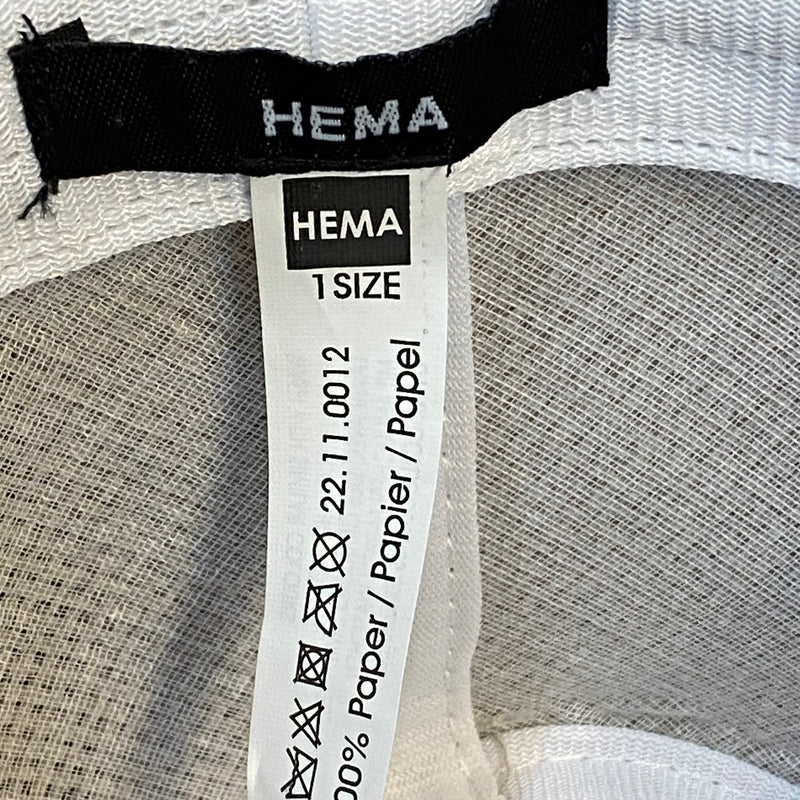 „Innenansicht eines HEMA Strohhuts mit One Size Etikett und 100 Prozent Paper Hinweis“