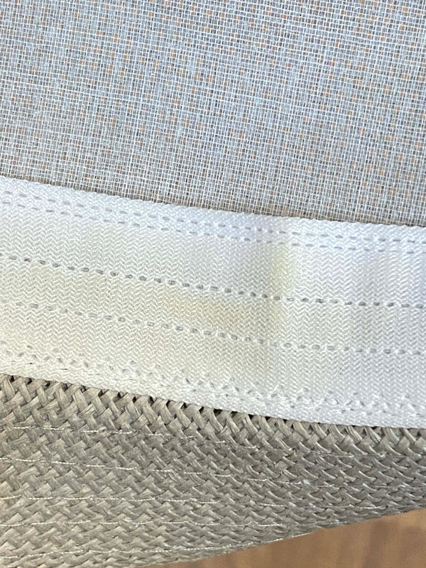 „Detailaufnahme der Gebrauchsspuren innen bei einem hellgrauen HEMA Strohhut“