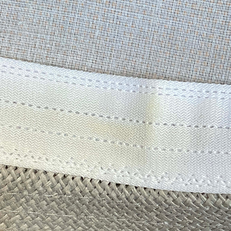 „Detailaufnahme der Gebrauchsspuren innen bei einem hellgrauen HEMA Strohhut“