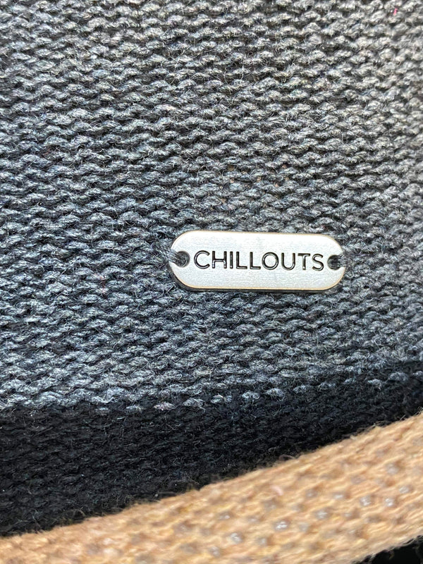 „Detailaufnahme vom Chillouts Metallemblem auf grauem Herren Hut“