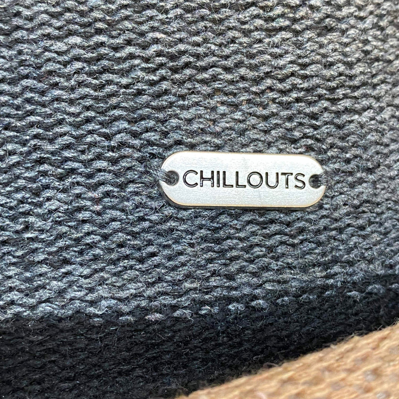 „Detailaufnahme vom Chillouts Metallemblem auf grauem Herren Hut“