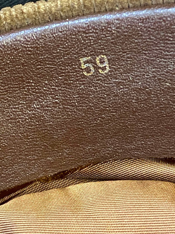 „Detail vom Größenlabel 59 in brauner Prinz Heinrich Herrenmütze“