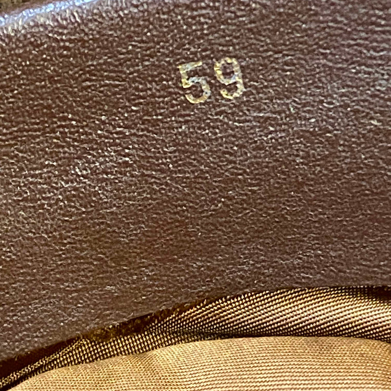 „Detail vom Größenlabel 59 in brauner Prinz Heinrich Herrenmütze“