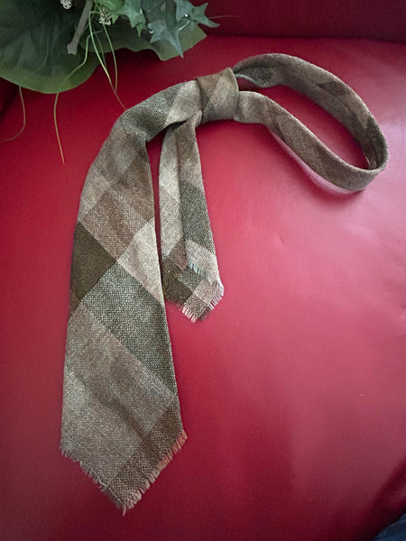 Vintage Krawatte aus reiner Wolle von Grand Prix im karierten Muster in Beige, Braun und Oliv.