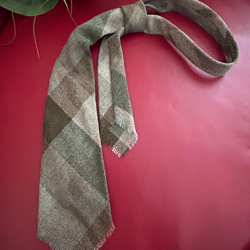 Vintage Krawatte aus reiner Wolle von Grand Prix im karierten Muster in Beige, Braun und Oliv.