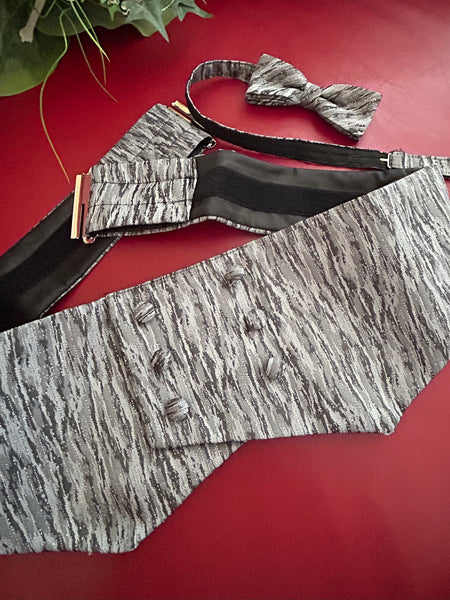 Vintage Kummerbund-Set in Silber-Grau mit Fliege im 20er-Jahre Stil.