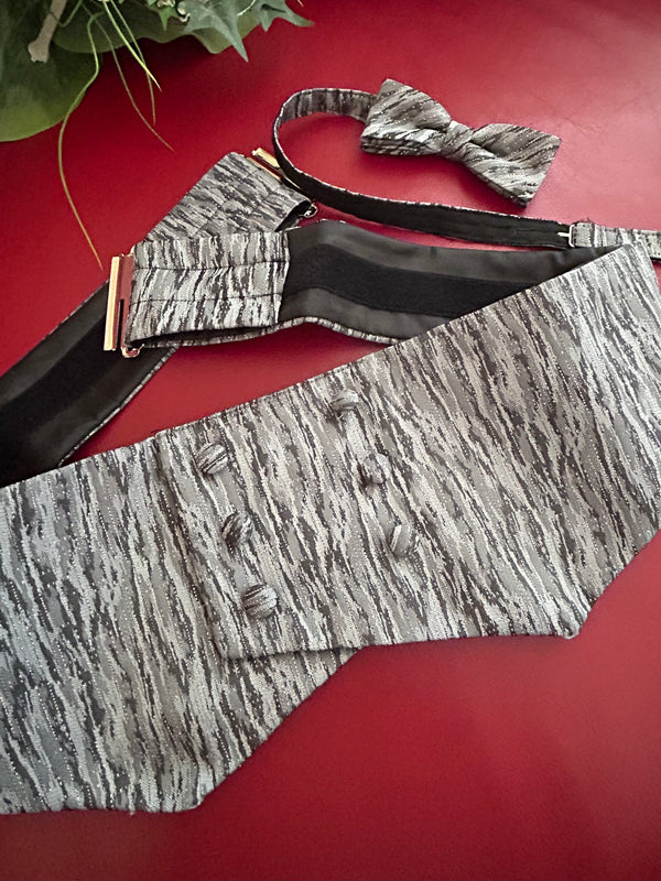 Vintage Kummerbund-Set in Silber-Grau mit Fliege im 20er-Jahre Stil.