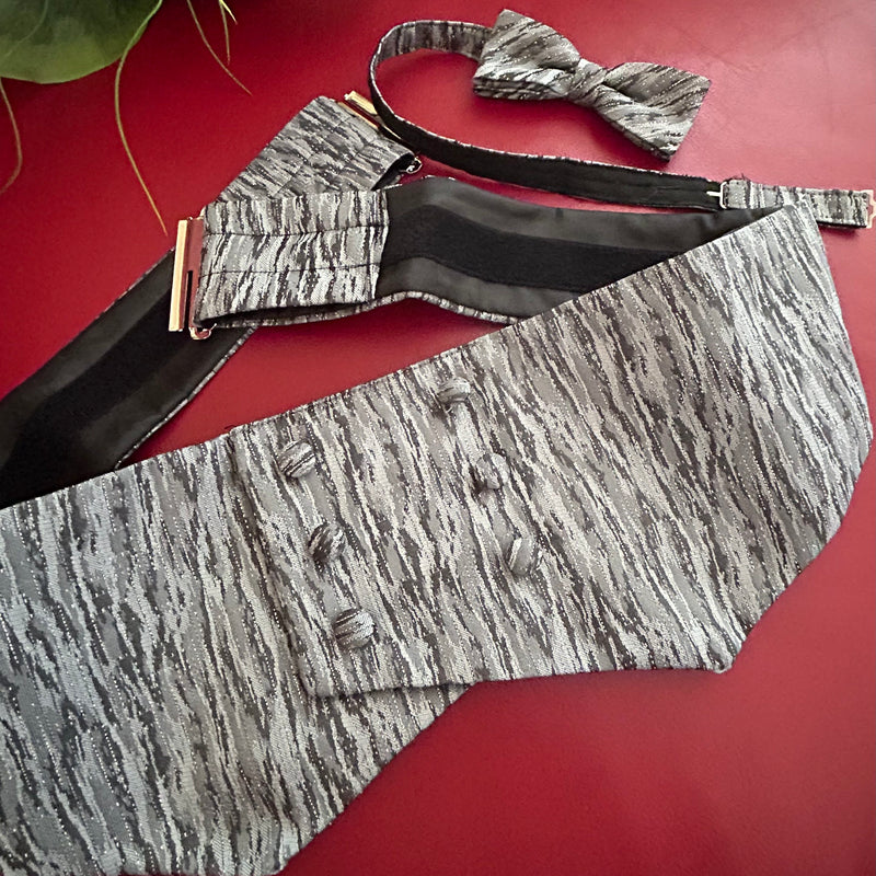 Vintage Kummerbund-Set in Silber-Grau mit Fliege im 20er-Jahre Stil.