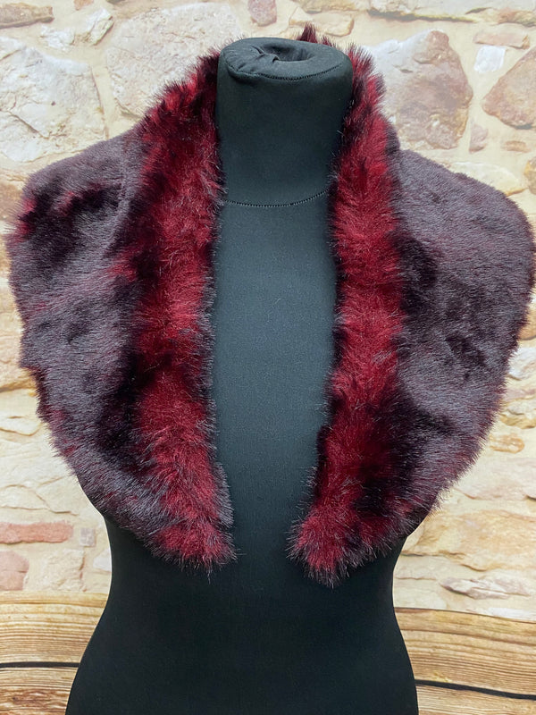 Vintage Kunstfell-Stola bordeaux schwarz, Einheitsgröße, frontal auf Büste