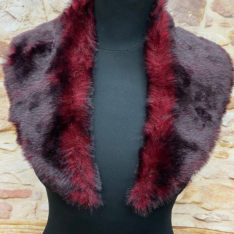 Vintage Kunstfell-Stola bordeaux schwarz, Einheitsgröße, frontal auf Büste