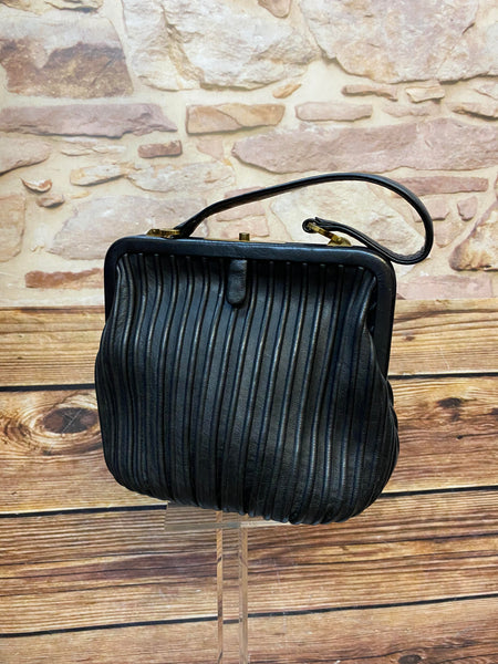 Schwarze Vintage Leder Handtasche mit Bügelverschluss und strukturierter Oberfläche Ansicht 1