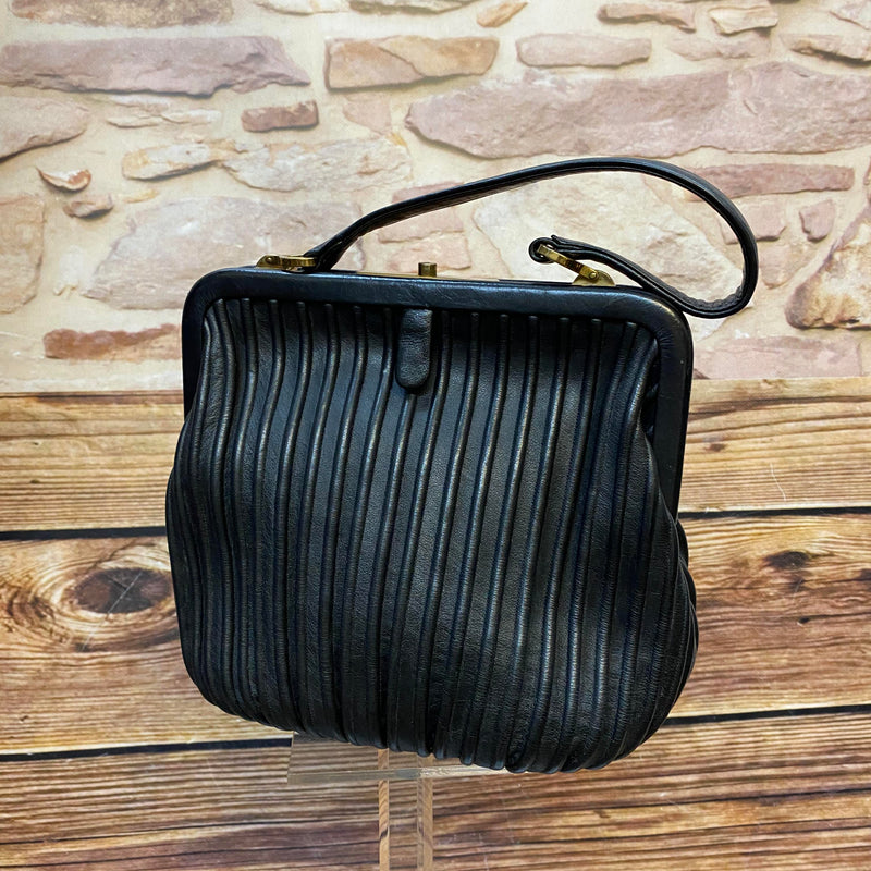 Schwarze Vintage Leder Handtasche mit Bügelverschluss und strukturierter Oberfläche Ansicht 1