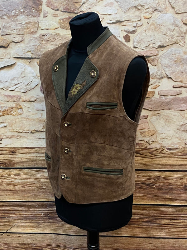 „Braune Leder Trachtenweste Herren seitliche Ansicht mit grünen Kontrasten und klassischen Knöpfen Vintage Look“
