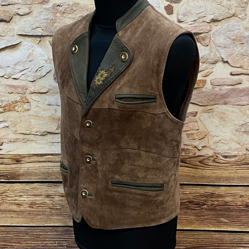 „Braune Leder Trachtenweste Herren seitliche Ansicht mit grünen Kontrasten und klassischen Knöpfen Vintage Look“