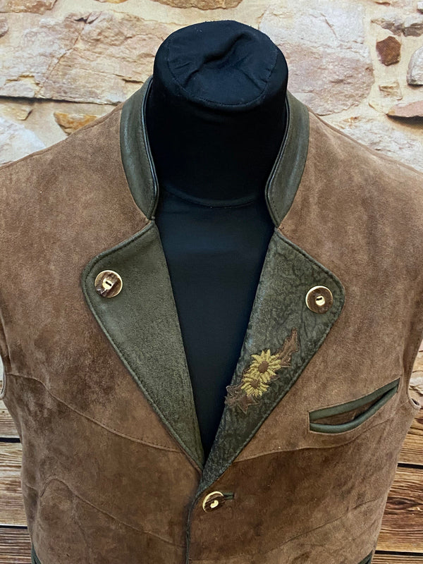 „Detailansicht Vintage Lederweste Herren braun echte Leder Trachtenweste schlicht und hochwertig verarbeitet“