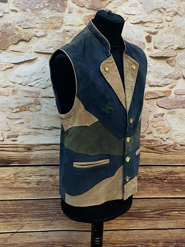 „Seitliche Ansicht Leder Trachtenweste Herren blau grün beige mit Kontrastdetails und traditionellem Schnitt Vintage Look“