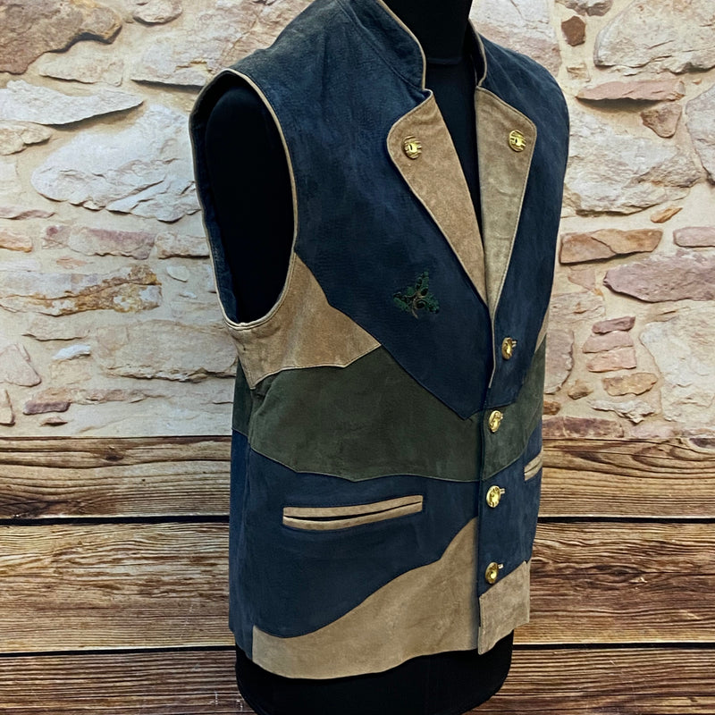 „Seitliche Ansicht Leder Trachtenweste Herren blau grün beige mit Kontrastdetails und traditionellem Schnitt Vintage Look“