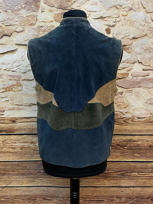 „Rückansicht Vintage Lederweste Herren mehrfarbig hochwertige Trachtenweste aus echtem Leder klassischer Stil“