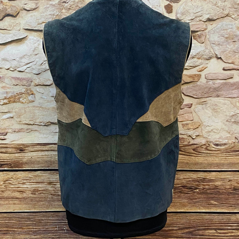 „Rückansicht Vintage Lederweste Herren mehrfarbig hochwertige Trachtenweste aus echtem Leder klassischer Stil“