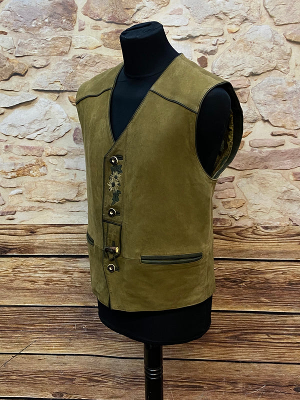 „Seitliche Ansicht grüne Leder Trachtenweste Herren mit traditionellen Knöpfen und schlichtem Schnitt Vintage Look“