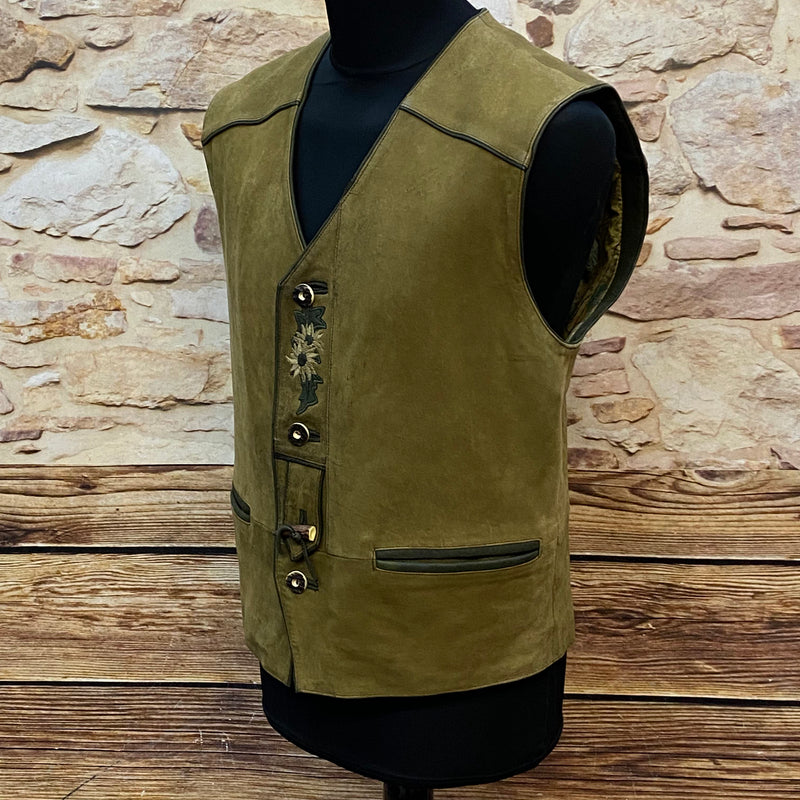 „Seitliche Ansicht grüne Leder Trachtenweste Herren mit traditionellen Knöpfen und schlichtem Schnitt Vintage Look“