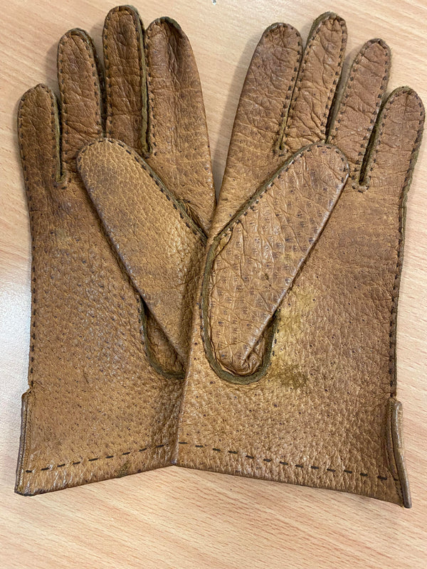 Innenansicht cognacbrauner Lederhandschuhe mit kurzer Stulpe