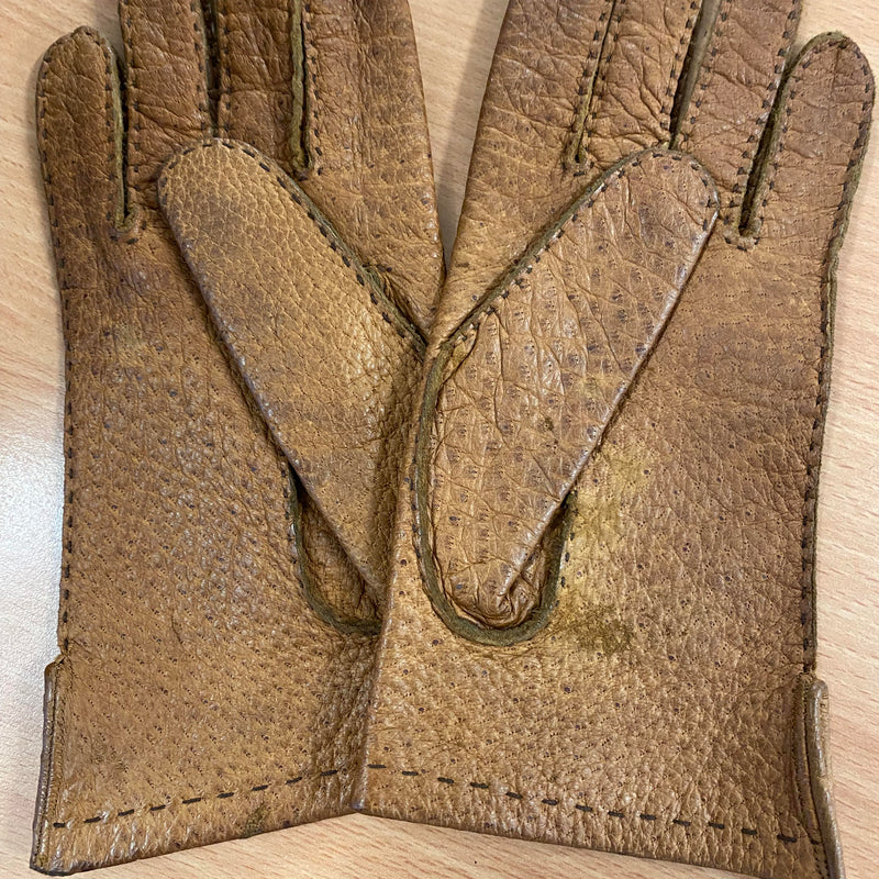 Innenansicht cognacbrauner Lederhandschuhe mit kurzer Stulpe