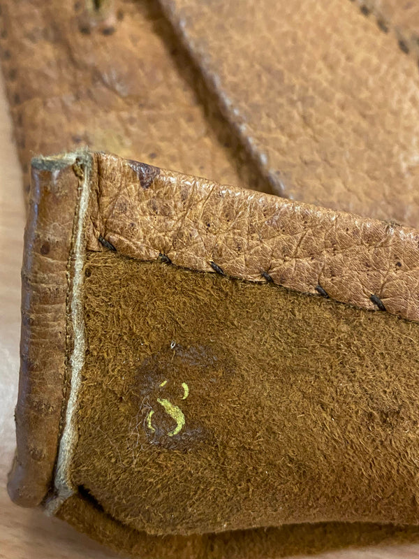Größenmarkierung innen bei cognacbraunen Vintage-Lederhandschuhen
