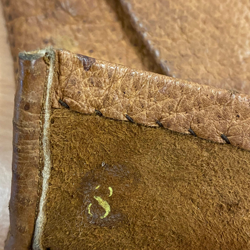 Größenmarkierung innen bei cognacbraunen Vintage-Lederhandschuhen