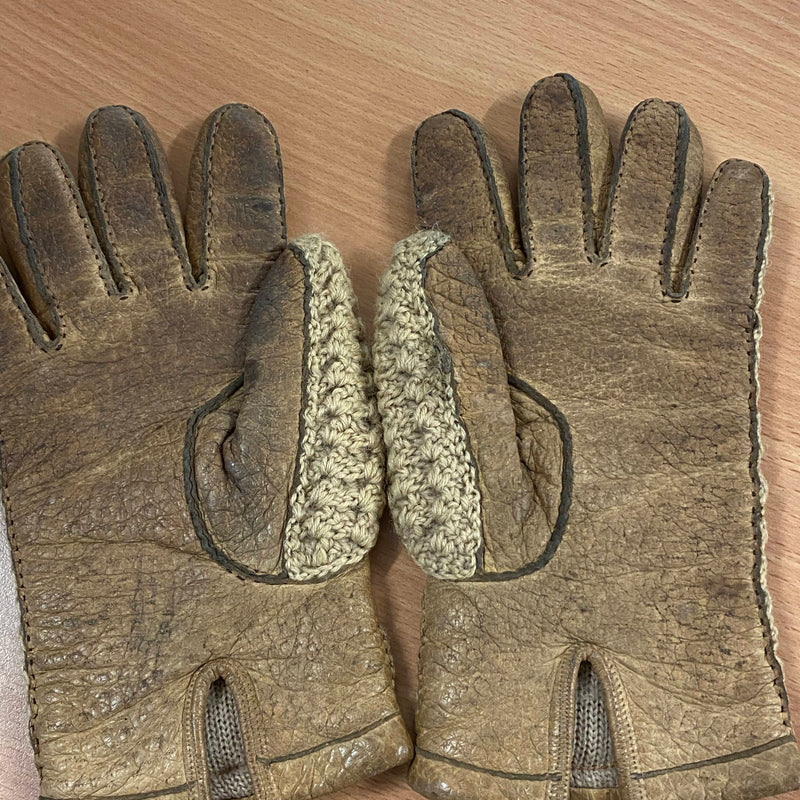 Innenansicht braun-beiger Vintage-Handschuhe mit Lederpartien
