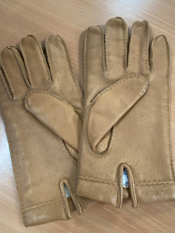 Innenansicht beiger Lederhandschuhe mit kurzer Stulpe