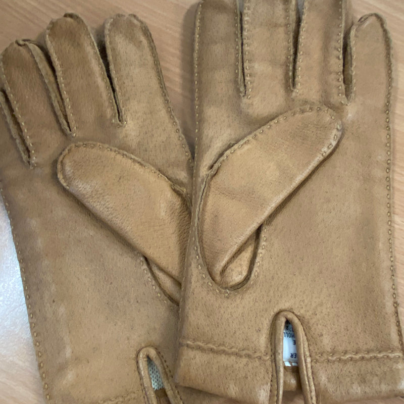 Innenansicht beiger Lederhandschuhe mit kurzer Stulpe