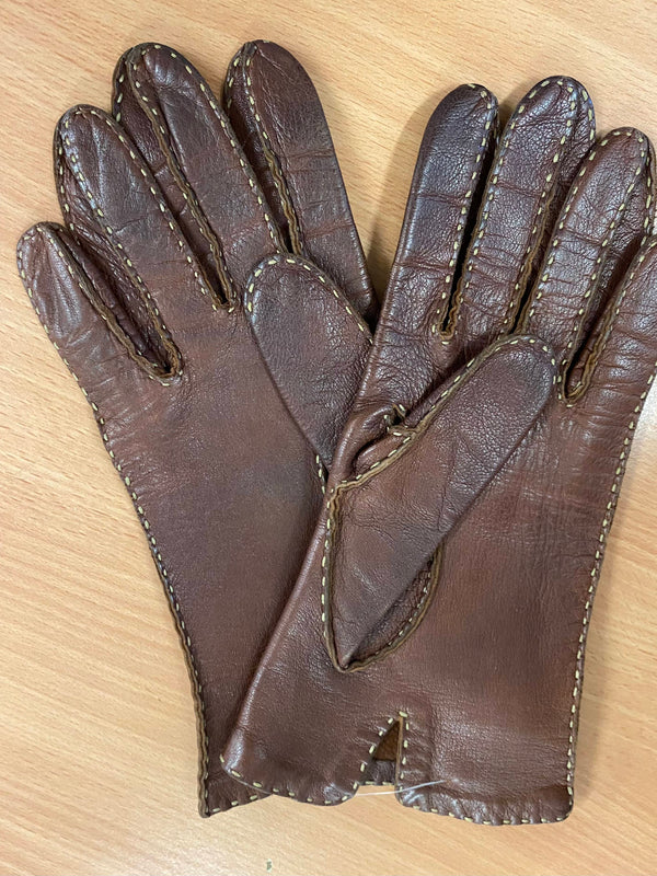 Innenansicht brauner Lederhandschuhe mit Ziernähten