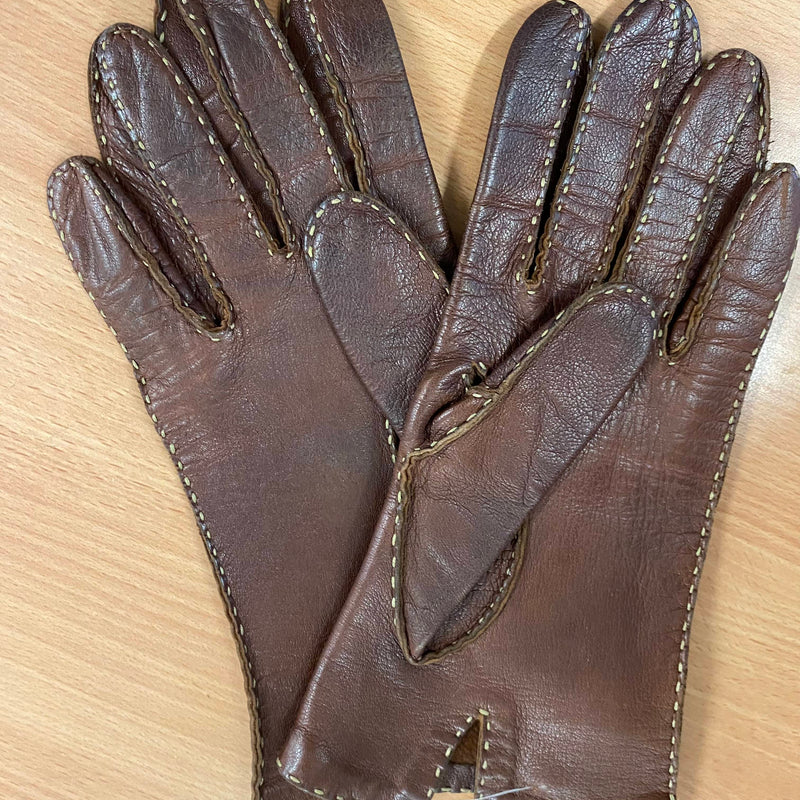 Innenansicht brauner Lederhandschuhe mit Ziernähten