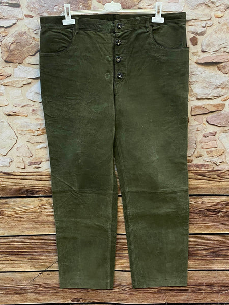 „Vintage Lederhose Herren grün lange Form Echtleder Vorderansicht Größe 56“