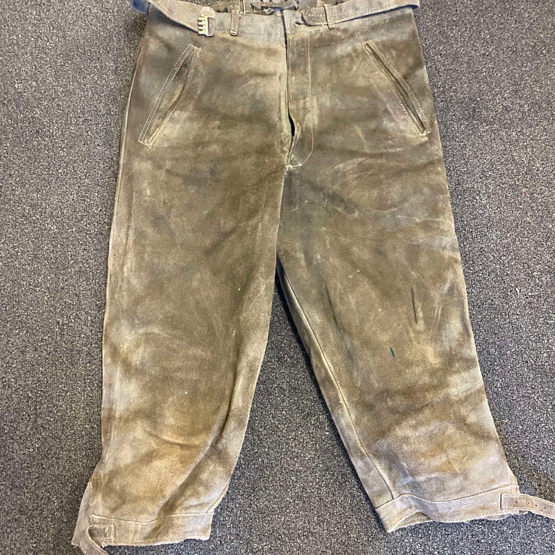 „Vintage Lederhose Herren Kniebund grau Größe 46 mit Gürtel Frontansicht“