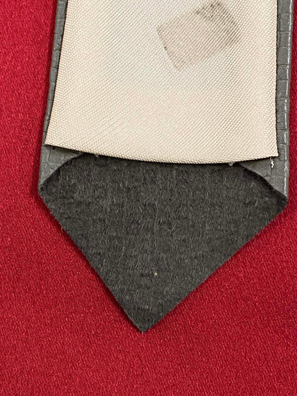 „Rückseite Vintage Krawatte grau mit textilem Innenfutter“