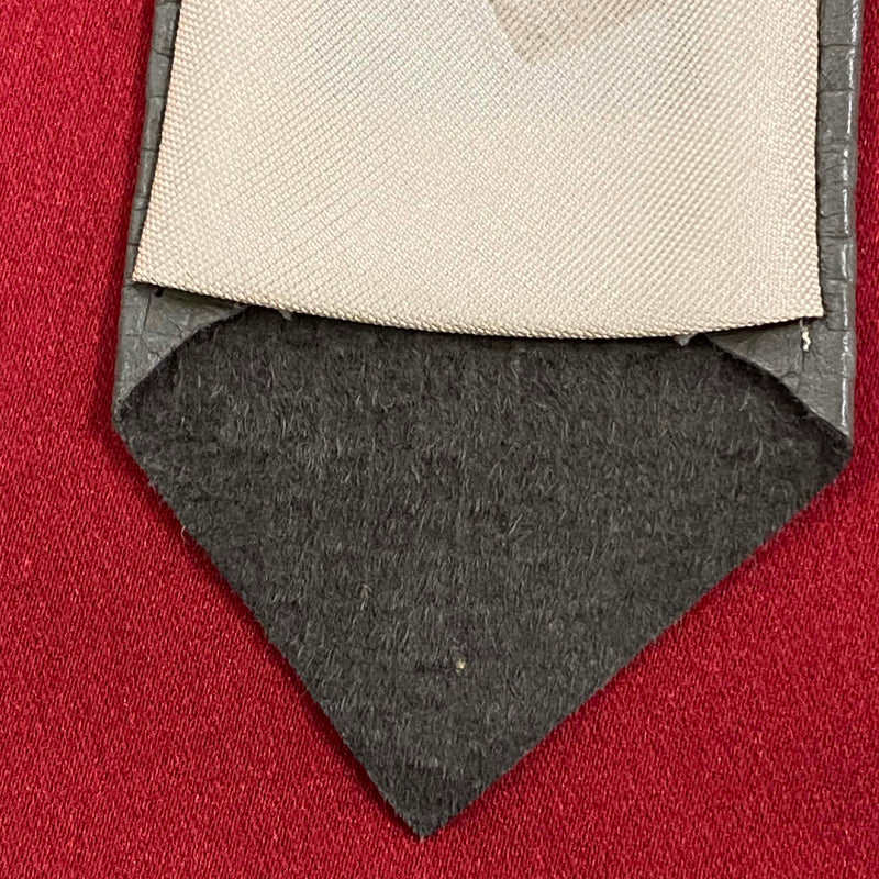 „Rückseite Vintage Krawatte grau mit textilem Innenfutter“
