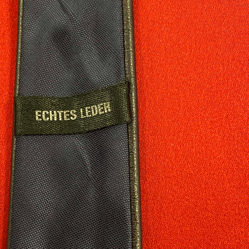 „Innenansicht Lederkrawatte mit Textilfutter und Echtlederkennzeichnung“