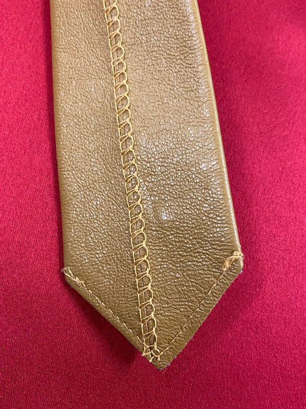 „Vintage Lederkrawatte ocker Herren rustikal Spitze Nahaufnahme Rückseíte“