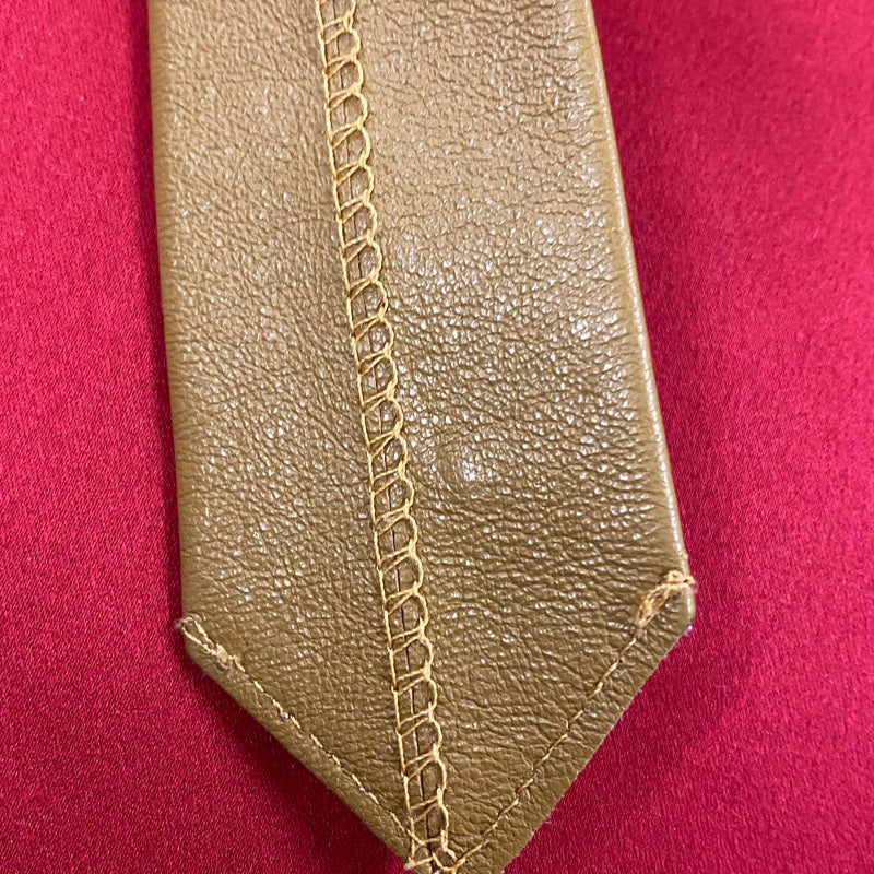 „Vintage Lederkrawatte ocker Herren rustikal Spitze Nahaufnahme Rückseíte“