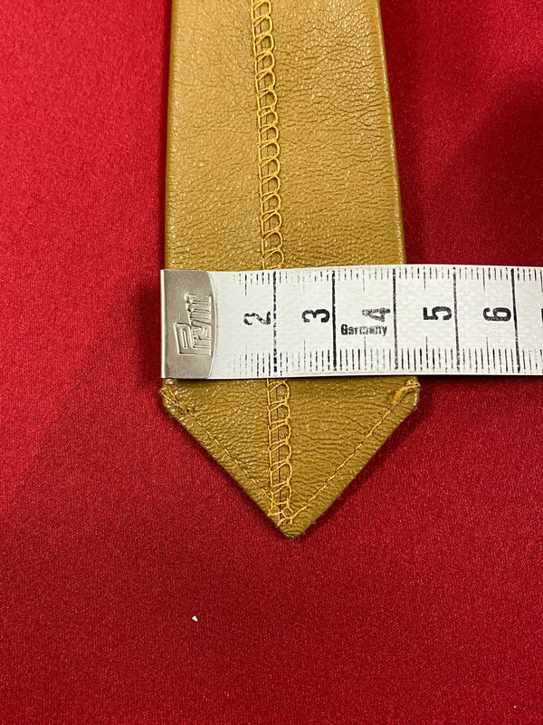 „Vintage Lederkrawatte ocker Herren rustikal Spitze Nahaufnahme“