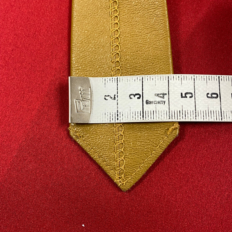 „Vintage Lederkrawatte ocker Herren rustikal Spitze Nahaufnahme“