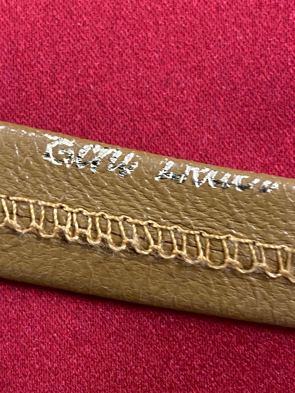 „Vintage Lederkrawatte ocker Herren rustikal Spitze Nahaufnahme Rückseite“