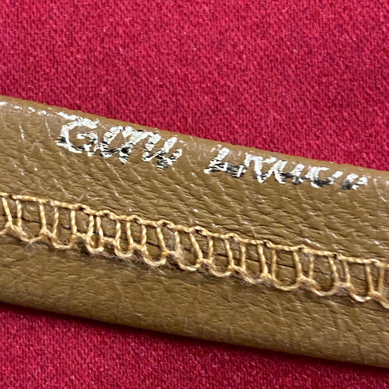„Vintage Lederkrawatte ocker Herren rustikal Spitze Nahaufnahme Rückseite“