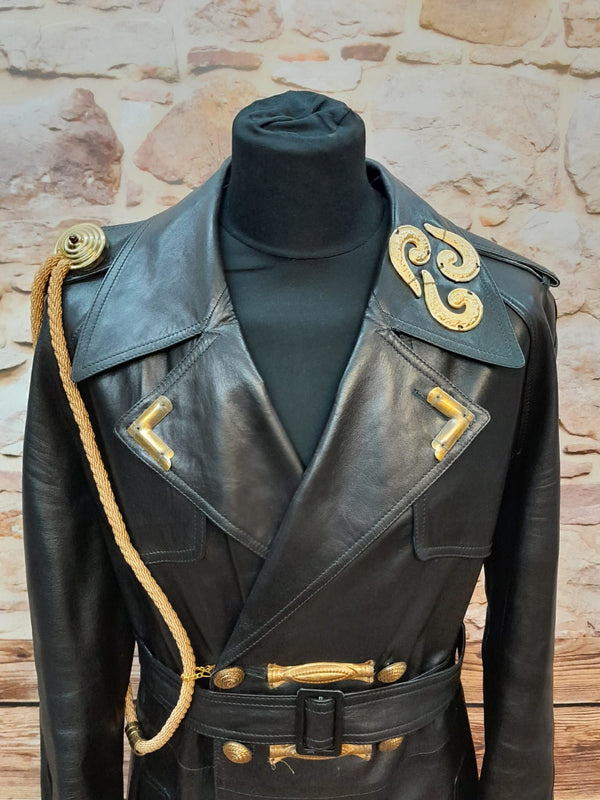 Vintage Ledermantel schwarz Größe 54 mit goldenen Details – Vorderansicht