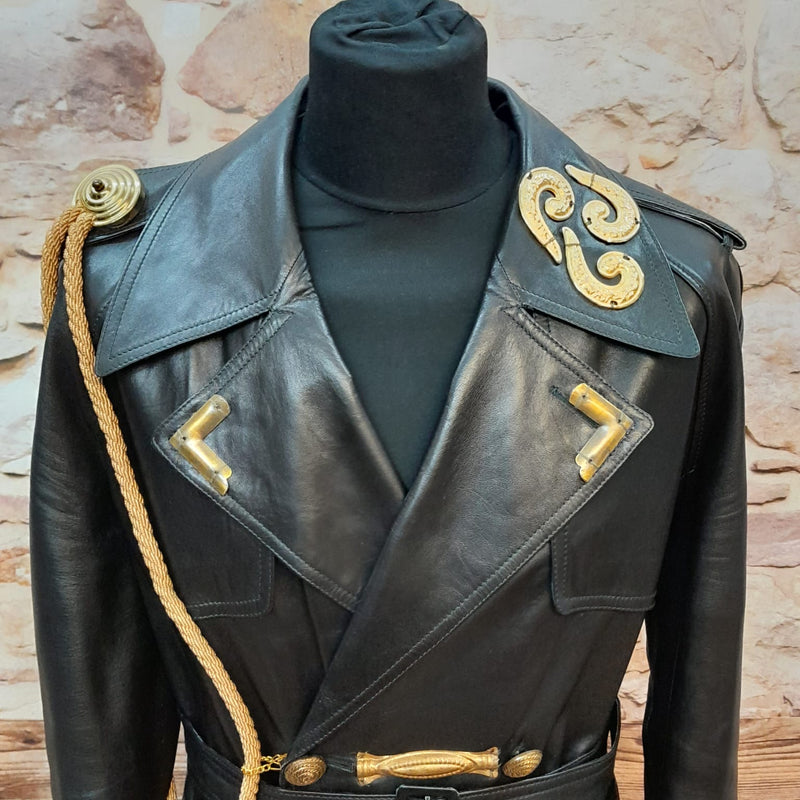Vintage Ledermantel schwarz Größe 54 mit goldenen Details – Vorderansicht