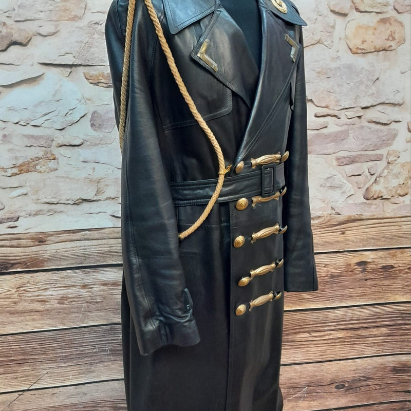 Seitenansicht schwarzer Vintage Ledermantel mit goldenen Knöpfen und Kordel