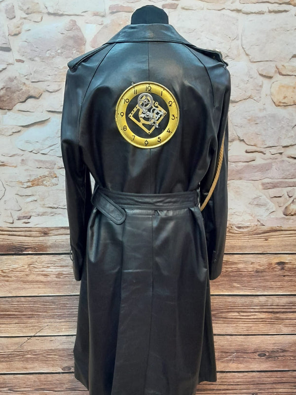 Rückansicht Vintage Ledermantel schwarz mit großer goldener Uhr-Applikation